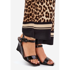 Festett női szandál az ékeken fekete 1