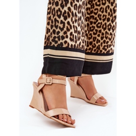 Festett női szandál meztelen ékekhez bézs 2