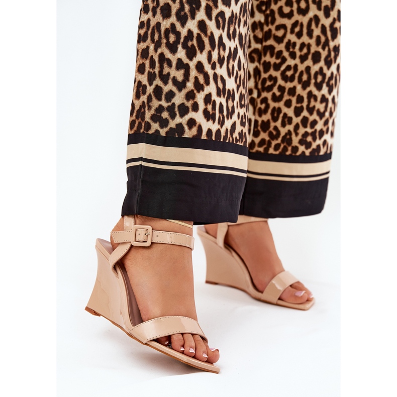 Festett női szandál meztelen ékekhez bézs 2