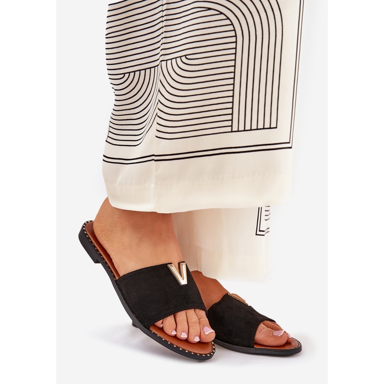 Lapos, rágcsált női papucs dekoratív részletekkel fekete 1 Lapos, rágcsált női papucs dekoratív részletekkel fekete 1