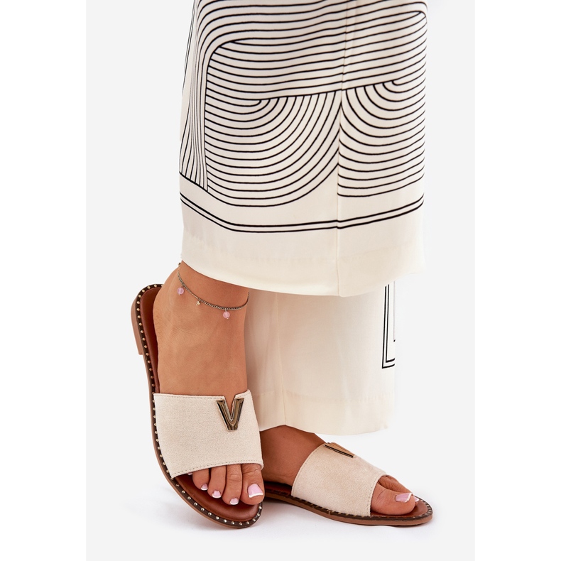 Lapos, rágcsált női papucs dekoratív részletekkel bézs 1