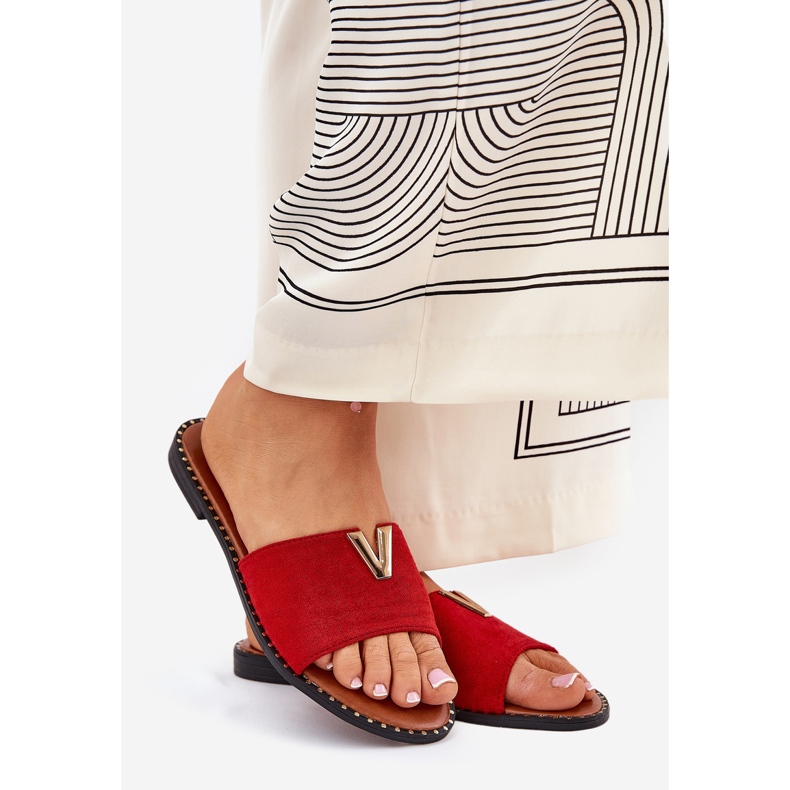 Lapos, rágcsált női papucs dekoratív piros részletekkel 1