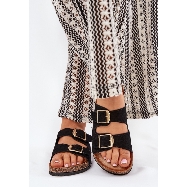 A női papucs flopok egy parafa platformon, arany bilincsekkel fekete 2