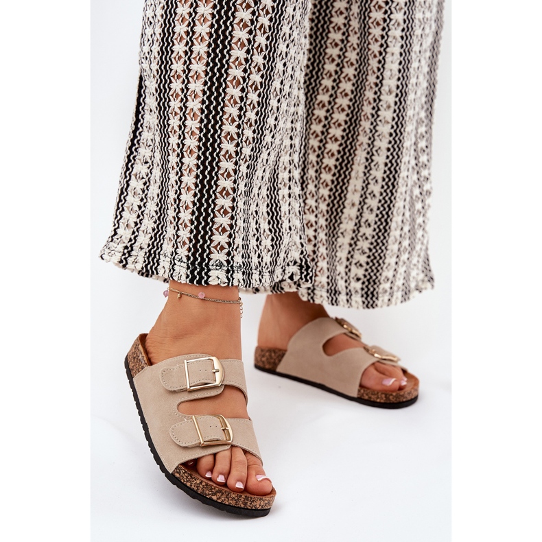 A női papucsok egy parafa platformon, arany bilincsekkel bézs 2