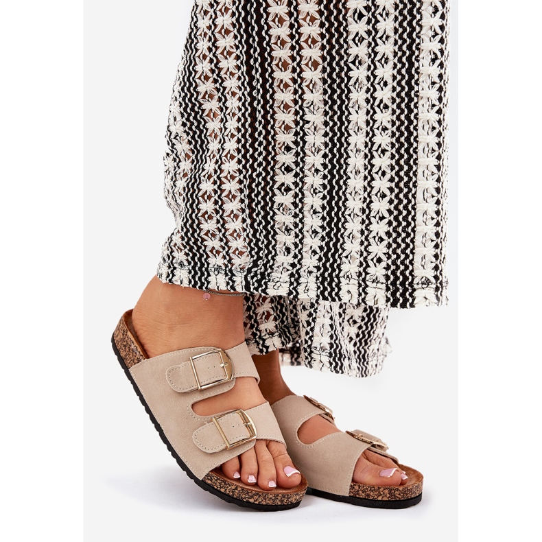 A női papucsok egy parafa platformon, arany bilincsekkel bézs 1