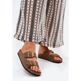 A női papucs lepattant egy parafa platformon, aranyos csatokkal zöld 2