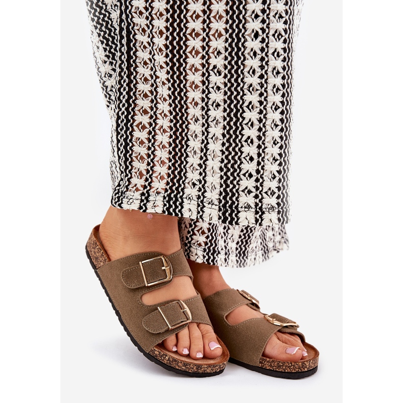 A női papucs lepattant egy parafa platformon, aranyos csatokkal zöld 1