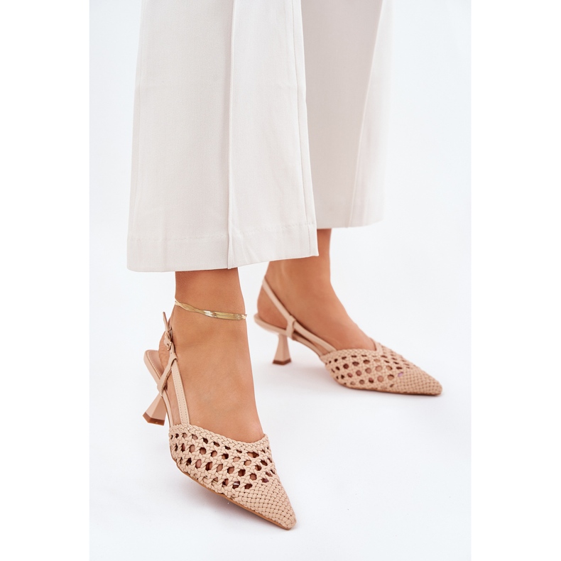 Hinques egy hegyes lábujjjal és egy bézs sarokkal 2