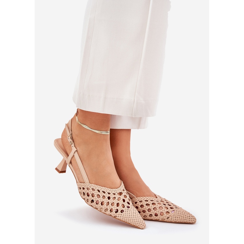 Hinques egy hegyes lábujjjal és egy bézs sarokkal 1