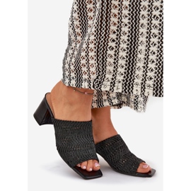 Női papucs fekete sarkú cipővel 1