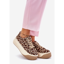 Cipők egy hatalmas barna leopárd platformon 1 Cipők egy hatalmas barna leopárd platformon 1