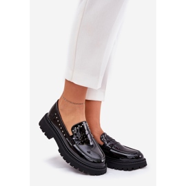 Fekete dekorációval laktolt női cipők 1