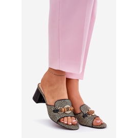 Női sarok fekete dekorációval 1