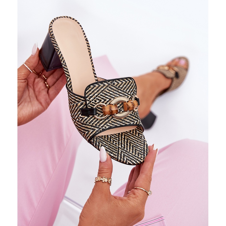 Női sarok fekete dekorációval 2