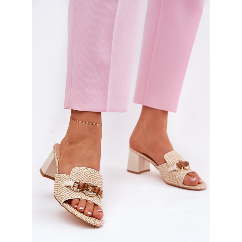 Női sarok bézs dekorációval 2