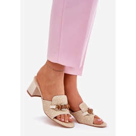 Női sarok bézs dekorációval 1