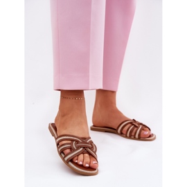 Lapos női papucsok összefonódó barna csíkokkal 2