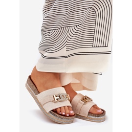 A női papucs arany részletével a platformon csillogó bézs 1