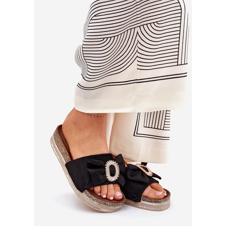 A női papucs lepattan a peronon íj és dekoratív bross fekete 1 A női papucs lepattan a peronon íj és dekoratív bross fekete 1