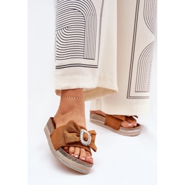 A női papucs lepattant a peronon íj és dekoratív teve bross barna 2