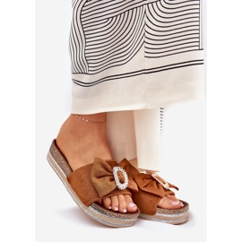 A női papucs lepattant a peronon íj és dekoratív teve bross barna 1 A női papucs lepattant a peronon íj és dekoratív teve bross barna 1