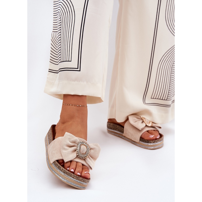 A női papucs lepattan a peronon íj és dekoratív bross bézs 2 A női papucs lepattan a peronon íj és dekoratív bross bézs 2