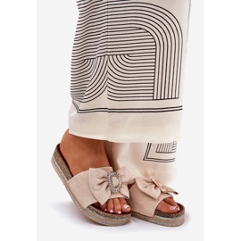 A női papucs lepattan a peronon íj és dekoratív bross bézs 1 A női papucs lepattan a peronon íj és dekoratív bross bézs 1