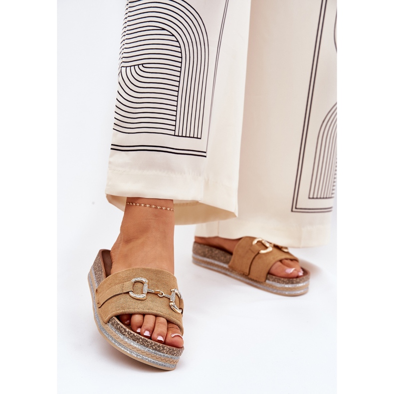 A női papucs a platformon arany díszítéssel és teve csillogással barna 2