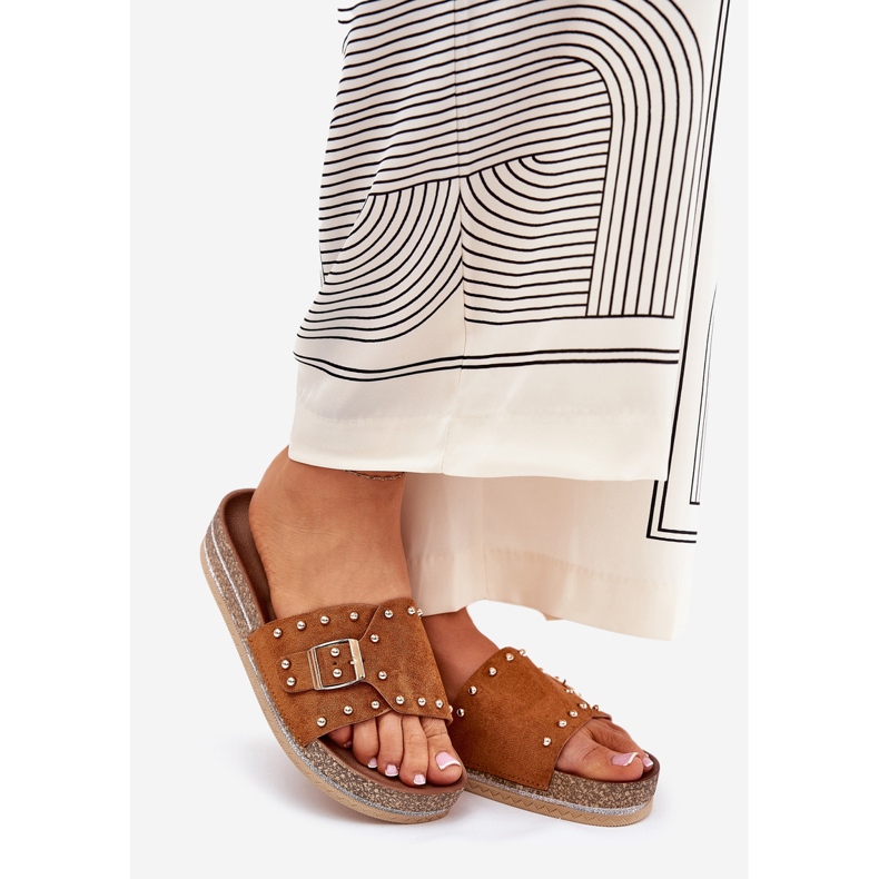 A női papucs a platformon csatával és tevecsapokkal barna 1