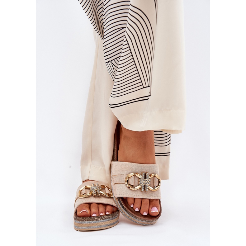 Boto A női papucs a platformon csillogással és arany dekorációs bézssel 2