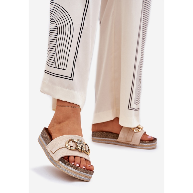 Boto A női papucs a platformon csillogással és arany dekorációs bézssel 1