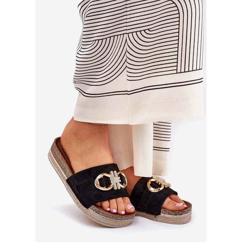 A női papucs a platformon csillogással és arany dekorációval fekete 1