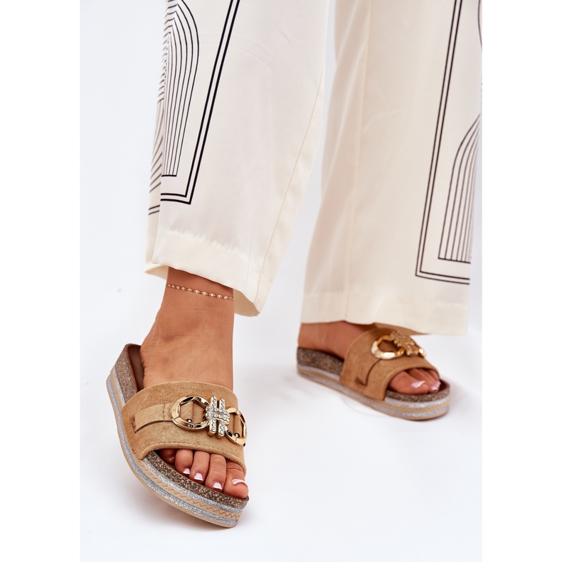 A női papucs a platformon csillogással és arany dekorációs tevével barna 2