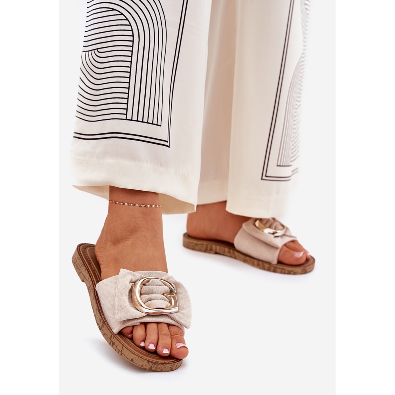 Lapos női papucs dekoratív részletekkel bézs 1