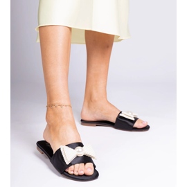 Fekete szatén papucs lehajlattal gyöngyökben 1