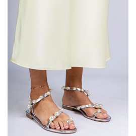 Ezüst női szandál gyöngyökkel díszítve 1