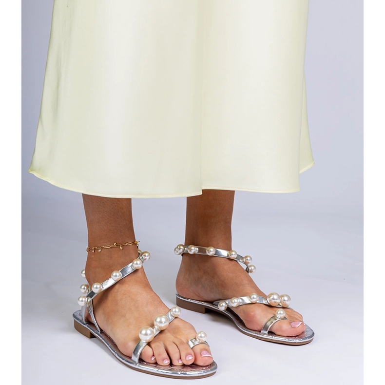 Ezüst női szandál gyöngyökkel díszítve 1 Ezüst női szandál gyöngyökkel díszítve 1