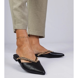 Fekete elegáns flip -flopok lánccal díszítve 1