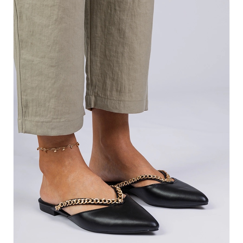 Fekete elegáns flip -flopok lánccal díszítve 2