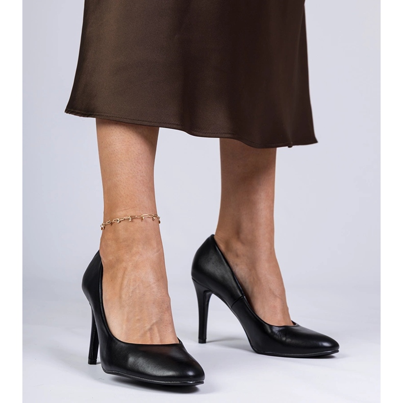 Fekete klasszikus szivattyúk egy magas sarokon 1