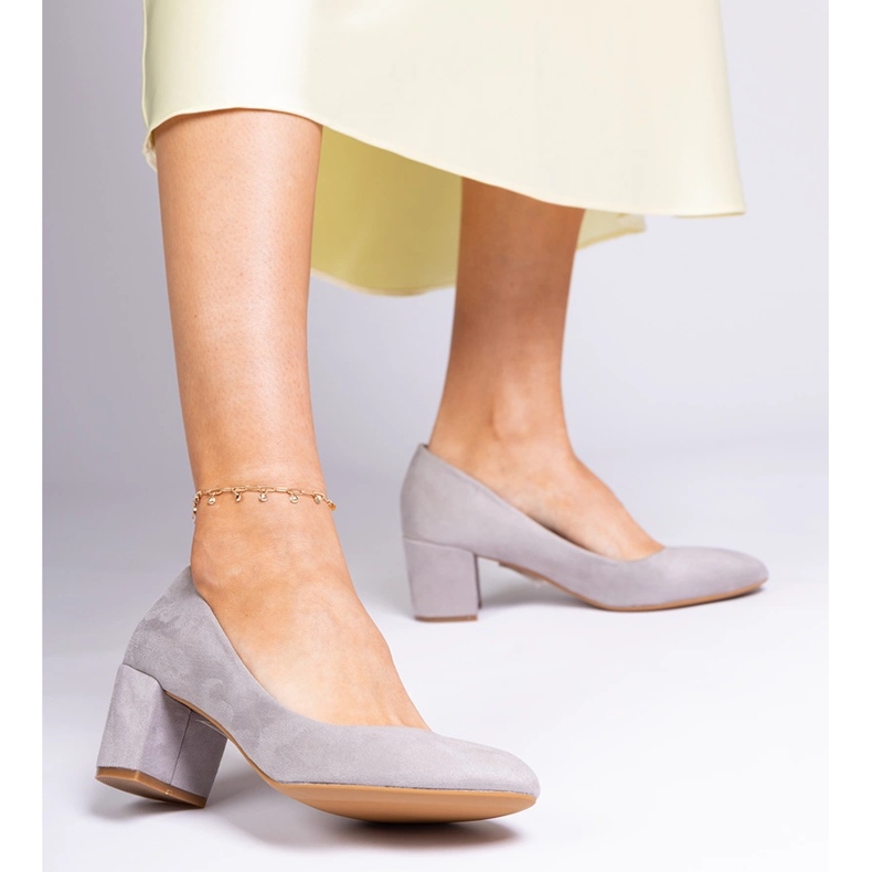 Szürke klasszikus szivattyúk az ekozamsz oszlopán 1