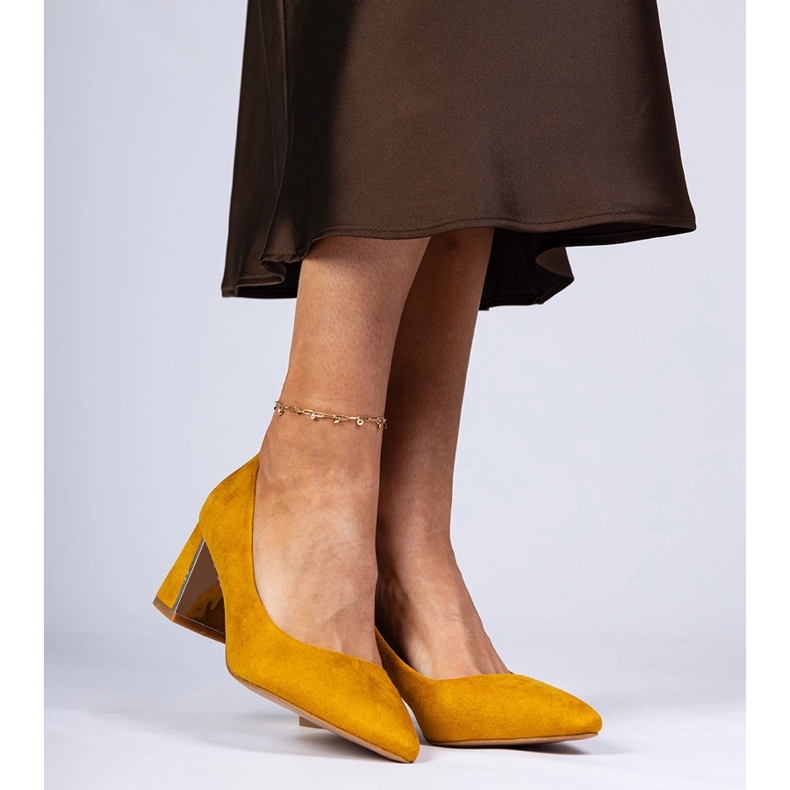 Sárga szivattyúk egy elegánsan díszített oszlopon 2