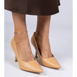 Barna klasszikus szivattyúk egy öko -léh magas sarokon 1