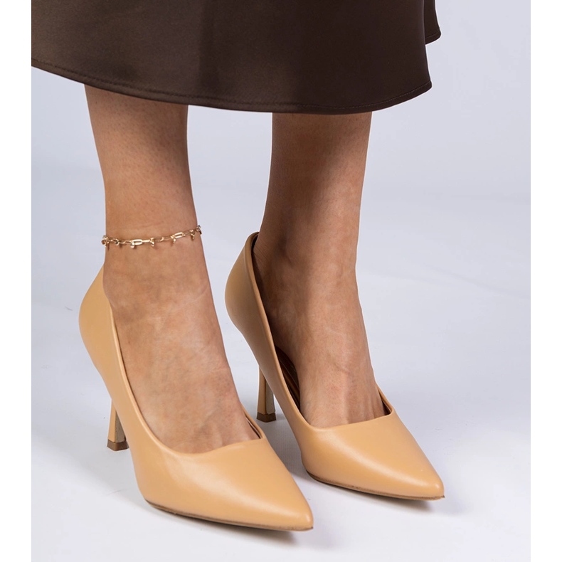 Barna klasszikus szivattyúk egy öko -léh magas sarokon 1