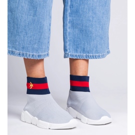 Szürke sportos cipők, amelyek felső zoknit tartalmaznak 1