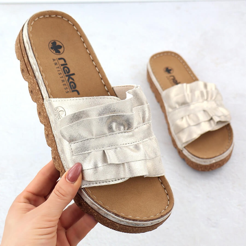 Női papucs flopok a platformon arany Rieker V8763-60 aranysárga 1