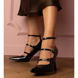 Fekete szivattyúk, amelyek egy csapon lakkoztak 1