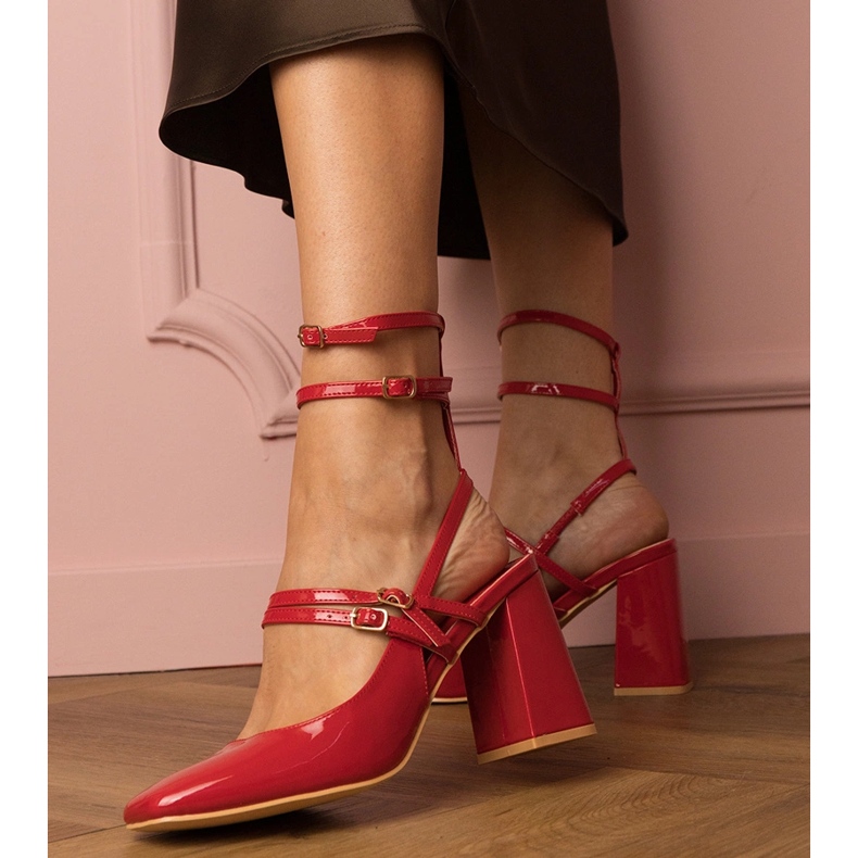 Az oszlopon laknis piros szivattyúk 1 Az oszlopon laknis piros szivattyúk 1