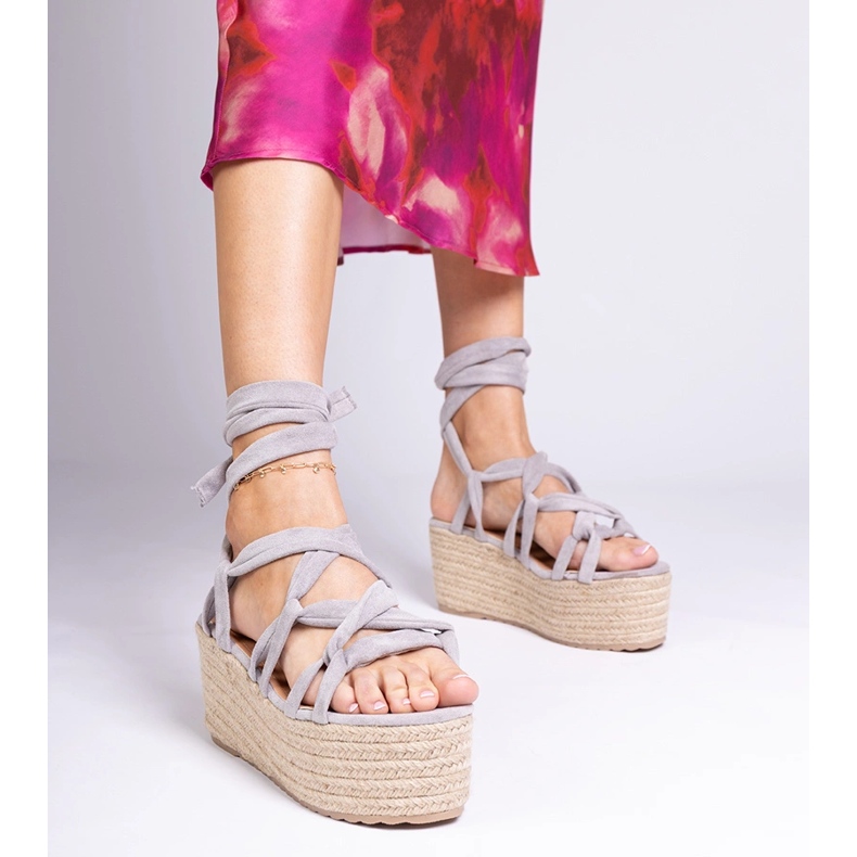 Szürke espadrilles szandál egy magas platformon 1