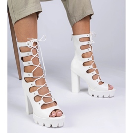 Fehér csizma egy nagy oszlopon, kivágással 1 Fehér csizma egy nagy oszlopon, kivágással 1